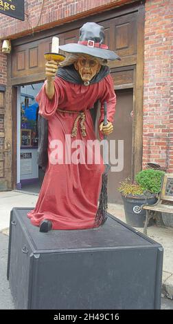 11. Oktober 2021 Salem MA - Statue in einer Seitengasse als Teil der Feier von Halloween Stockfoto