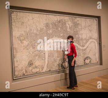 London UK 1 November 2021 Jean Rocque und John Pine Ein Plan der Städte London und Westminster und der Stadtbezirk Southwark; mit den angrenzenden Gebäuden,1746, Gravur auf Papier. Paul Quezada-Neiman/Alamy Live News Stockfoto