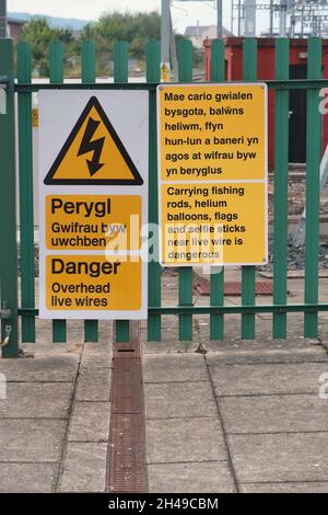 Eine zweisprachige Mitteilung in walisischer/englischer Sprache auf dem Hauptbahnhof von Cardiff. Stockfoto