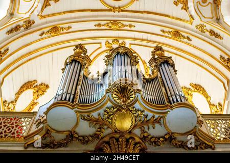 Musikalische Pfeifenorgel in der Innenarchitektur der Kirche Nossa Senhora do Monte do Carmo da Antiga Sé in Rio de Janeiro, Brasilien. Das Gebäude Stockfoto