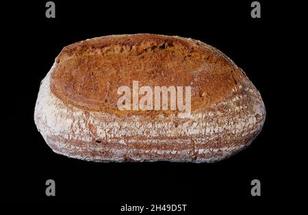 Laib Sauerteig Brot auf schwarzem Hintergrund Stockfoto