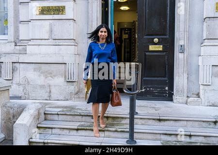 WESTMINSTER LONDON, GROSSBRITANNIEN. November 2021. Suella Braverman QC, Generalanwältin für England und Wales und konservative Abgeordnete für Fareham verlässt das Kabinettsbüro in Whitehall. Kredit: amer ghazzal/Alamy Live Nachrichten Stockfoto