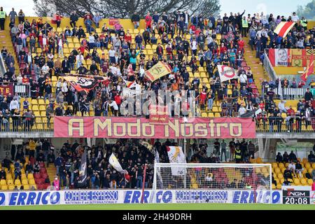 Benevento, Italien. November 2021. Benevento Calcio Supporters during Benevento Calcio vs Brescia Calcio, Italian Football Championship League BKT in Benevento, Italy, November 01 2021 Credit: Independent Photo Agency/Alamy Live News Stockfoto