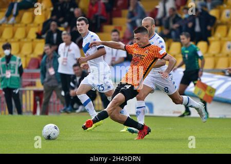 Benevento, Italien. November 2021. Mattia Viviani (Benevento Calcio) während Benevento Calcio gegen Brescia Calcio, Italienische Fußballmeisterschaft Liga BKT in Benevento, Italien, November 01 2021 Quelle: Independent Photo Agency/Alamy Live News Stockfoto