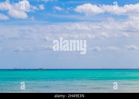 Boote und Yachten zwischen der Insel Cozumel und dem tropischen mexikanischen Strandpanorama von Playa 88 und Punta Esmeralda in Playa del Carmen Mexiko. Stockfoto