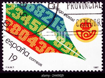 SPANIEN - UM 1987: Eine in Spanien gedruckte Briefmarke, die der Einführung der Postleitzahl gewidmet ist, um 1987 Stockfoto
