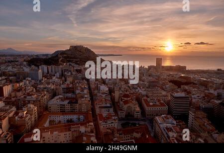 Panorama der Stadt Alicante in Spanien, Luftaufnahme mit einem schönen Sonnenaufgang vom Meer Stockfoto