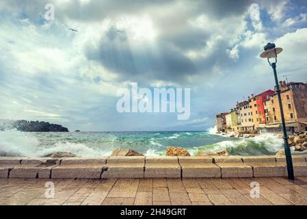 Malerische Aussicht mit Böschung in der Altstadt während des Sturms. Rovinj, Kroatien, Halbinsel Istrien Stockfoto