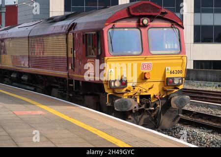 Die britische Bahnklasse 66 No 66200 fährt mit einem Güterzug nach Westen durch den Bahnhof Cardiff Central. 14.09.2021. Stockfoto