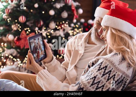 Glückliche Großeltern Paar Gruß Familie auf Weihnachten virtuellen Videoanruf. Stockfoto