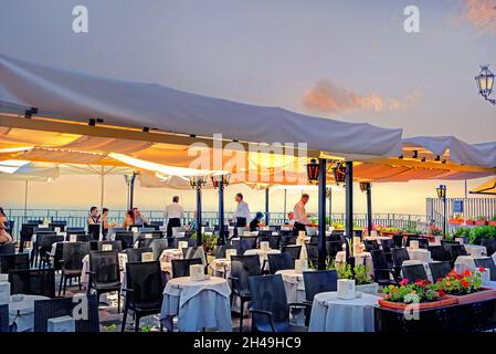 Café im Freien mit Blick auf das Mittelmeer in der Altstadt. Taormina, Sizilien, Italien Stockfoto