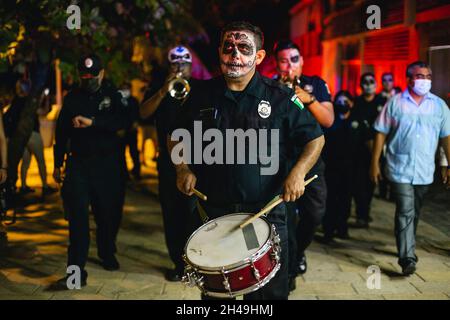 Eine Person, deren Gesicht als Schädel bemalt ist, nimmt an der jährlichen Catrinas Parade in der Quinta Avenue Teil, um die Feierlichkeiten zum Tag der Toten zu feiern. Am 31. Oktober 2021 in Playa del Carmen, Mexiko. (Foto von Natalia Pescador/ Eyepix Group) Stockfoto