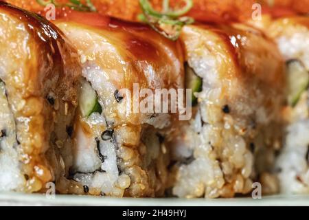 Sushi Rolls Set mit Lachs und Frischkäse und Gurke auf dem Teller Makro Close Up. Stockfoto