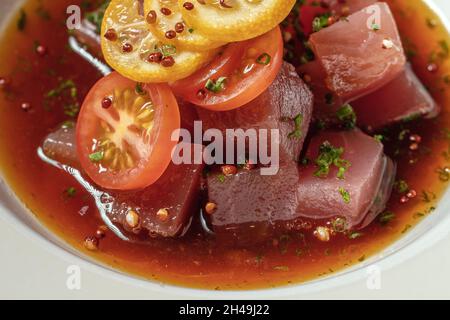 Thunfisch-Ceviche-Makro Nahaufnahme von oben auf der weißen Platte Stockfoto