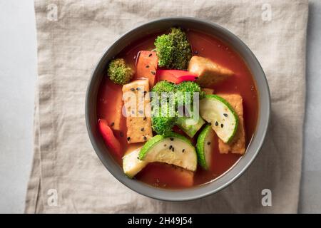 Tofu-Suppe mit Brokkoli in dunkler Schüssel Stockfoto