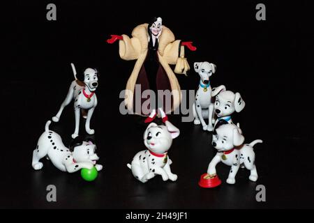 Cruella de vil mit 101 dalmatinischen Figuren, 101 dalmatinische Figur aus Disney Store Stockfoto