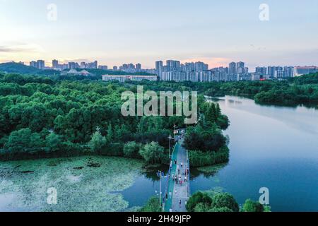 Peking, China. Juli 2021. Luftfoto vom 7. Juli 2021 zeigt Bewohner, die einen Spaziergang im Guanshanhu Park in Guiyang, südwestlich der chinesischen Provinz Guizhou, machen. Quelle: Yang Wenbin/Xinhua/Alamy Live News Stockfoto