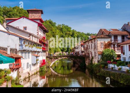 Saint-Jean-Pied-de-Port, Frankreich. Eine wunderschöne Stadt, die von einem Fluss durchquert wird Stockfoto