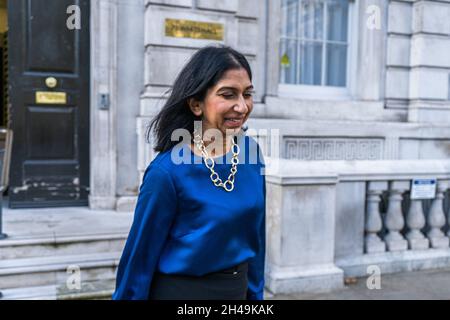 WESTMINSTER LONDON, GROSSBRITANNIEN. November 2021. Suella Braverman QC, Generalanwältin für England und Wales und konservative Abgeordnete für Fareham verlässt das Kabinettsbüro in Whitehall. Kredit: amer ghazzal/Alamy Live Nachrichten Stockfoto