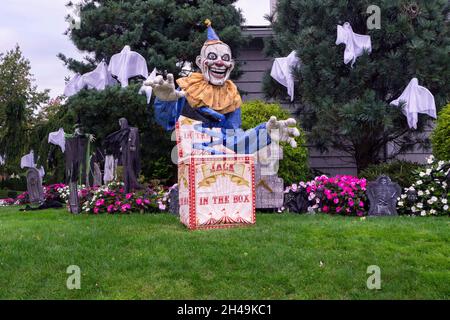 Ein aufwendig für Halloween dekoriertes Haus mit einem großen Jack-in-the-Box-Clown. In Queens, New York Stockfoto