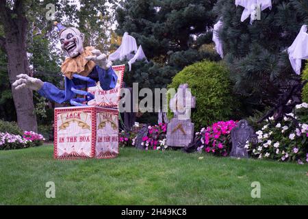 Ein aufwendig für Halloween dekoriertes Haus mit einem großen Jack-in-the-Box-Clown. In Queens, New York Stockfoto