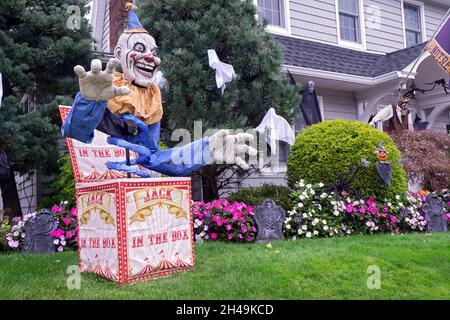 Ein aufwendig für Halloween dekoriertes Haus mit einem großen Jack-in-the-Box-Clown. In Queens, New York Stockfoto