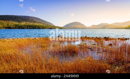 Schöner Blick auf den Eagle Lake im Acadia National Park im Herbst Stockfoto
