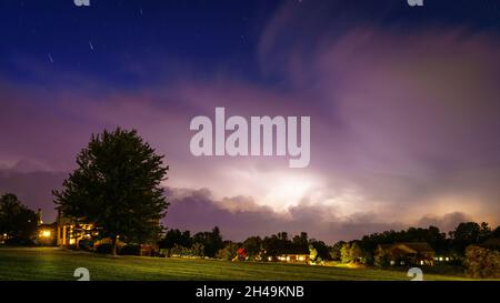Nachtansicht eines Wohnviertels in Central Kentucky mit herannahenden Gewittern Stockfoto