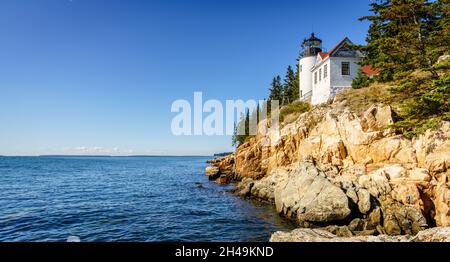 Landschaftlich schöner Blick auf den Leuchtturm von Bass Harbor Head im Acadia National Park, Maine Stockfoto