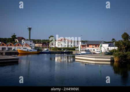 Dziwnow, Polen - 10. September 2021: Fischerboote im Hafen. Stockfoto