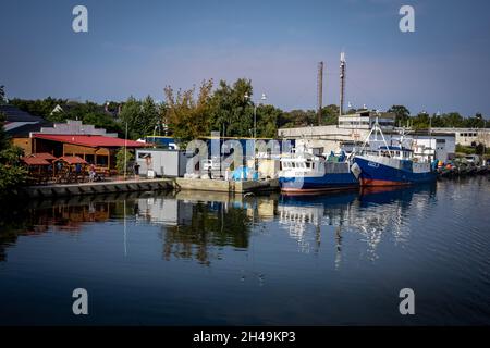 Dziwnow, Polen - 10. September 2021: Fischerboote im Hafen. Stockfoto