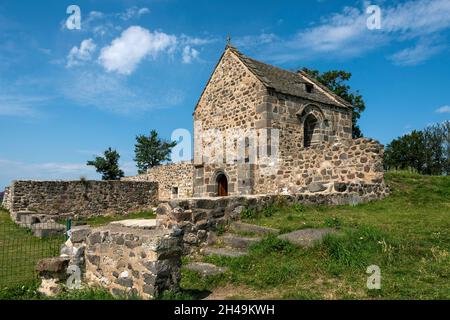 Regionaler Naturpark der Vulkane der Auvergne, Pic Saint Pierre, restaurierte Kapelle aus dem 9th., 10th. Jahrhundert, Departement Puy de Dome, Alp der Auvergne Rhone Stockfoto