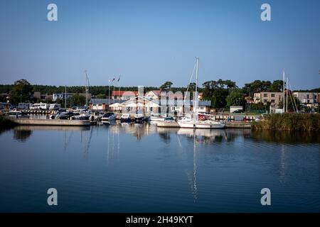 Dziwnow, Polen - 10. September 2021: Fischerboote und Segelboote im Hafen. Stockfoto