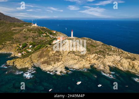 Luftaufnahme des Leuchtturm Cap Bear und der felsigen Küste von Vermeille entlang des Mittelmeers, Frankreich Stockfoto