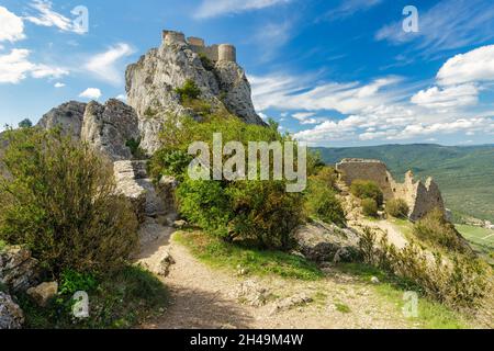 Felsenlandschaft rund um das mittelalterliche französische Schloss Peyrepertuse in den Pyrenäen. Stockfoto