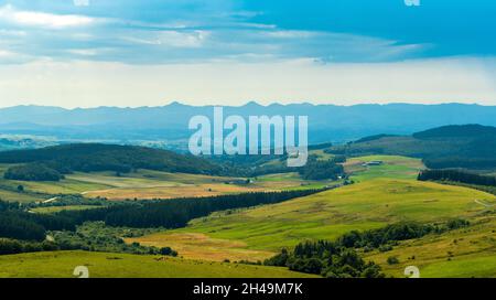 Puy de Dome (63) Vue sur les Monts du Cantal depuis le Plateau du Cezallier // Frankreich. Puy de Dome (63) Blick vom Cezallier auf die Monts du Cantal Stockfoto