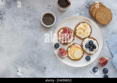 Haferknäckebrot mit Frischkäse, Banane, Heidelbeere, Birne, Feige Stockfoto