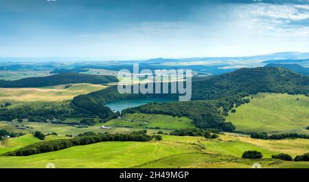 Blick auf den vulkanischen Pavinsee im Regionalen Naturpark der Vulkane der Auvergne, im Hintergrund das Sancy-Massiv, Auvergne, Frankreich Stockfoto