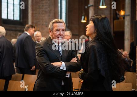 Hannover, Deutschland. November 2021. Gerhard Schröder, ehemaliger Bundeskanzler, und seine Frau so-yeon Schröder-Kim stehen anlässlich der Gründung des Landes Niedersachsen vor 75 Jahren in der Marktkirche zu einem ökumenischen Gottesdienst. Quelle: Demy Becker/dpa/Alamy Live News Stockfoto