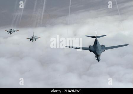 Bahrain, Bahrain. 30. Oktober 2021. Ein strategischer Bomber der US-Luftwaffe B1-B Lancer wird von einem Kampfflugzeug der ägyptischen Luftwaffe F-16 von Falcon während einer Anwesenheitsspatrouille über dem Persischen Golf am 30. Oktober 2021 in der Nähe von Bahrain begleitet. Kredit: SRA Jerreht Harris/Planetpix/Alamy Live Nachrichten Stockfoto