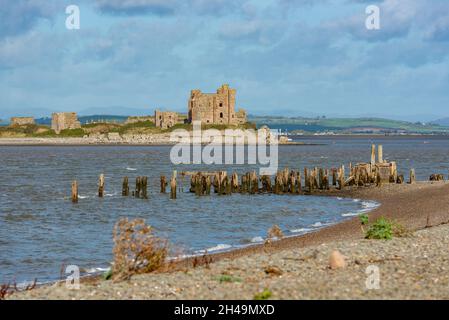 Ein Blick auf Piel Castle auf Piel Island von Walney Island, Barrow-in-Furness, Cumbria, Großbritannien Stockfoto