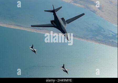 Rotes Meer, Ägypten. 30. Oktober 2021. Ein strategischer Bomber der US-Luftwaffe B1-B Lancer wird von der ägyptischen Luftwaffe F-16 begleitet, die Falcons Kampfflugzeuge während einer Präsenz-Patrouille über dem Roten Meer am 30. Oktober 2021 in der Nähe von Israel bekämpft. Kredit: SRA Jerreht Harris/Planetpix/Alamy Live Nachrichten Stockfoto