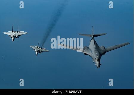 Mittelmeerküste, Israelisch. 30. Oktober 2021. Ein strategischer Bomber der US-Luftwaffe B1-B Lancer wird von der israelischen Luftwaffe F-15 Strike Eagle während einer Präsenz-Patrouille über der Mittelmeerküste am 30. Oktober 2021 in der Nähe von Israel begleitet. Kredit: SRA Jerreht Harris/Planetpix/Alamy Live Nachrichten Stockfoto