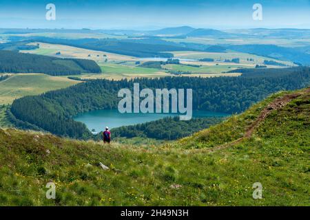 Blick auf den vulkanischen Pavinsee im Regionalen Naturpark der Vulkane der Auvergne, im Hintergrund das Sancy-Massiv, Auvergne, Frankreich Stockfoto