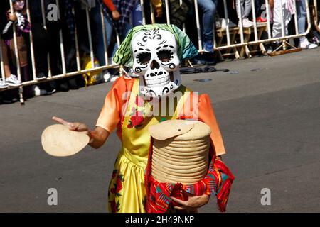 Teilnehmer der jährlichen Parade zum Tag der Toten „Celebrating Life“, nach einem Jahr Abwesenheit aufgrund der durch Covid19 verursachten Gesundheitskrise. Am 31. Oktober 2021 in Mexiko-Stadt, Mexiko. (Foto von Luis Barron/Eyepix Group) Stockfoto