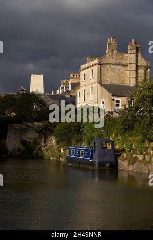 Sonnendurchflutete Gebäude entlang des Kennet- und Avon-Kanals, die sich durch die historische Stadt Bath im Vereinigten Königreich ziehen Stockfoto