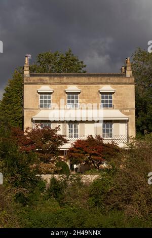 Sonnendurchflutete Gebäude entlang des Kennet- und Avon-Kanals, die sich durch die historische Stadt Bath im Vereinigten Königreich ziehen Stockfoto