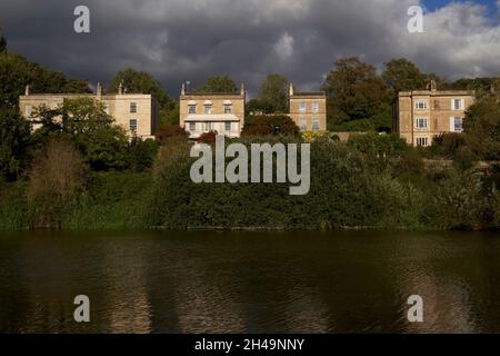 Sonnendurchflutete Gebäude entlang des Kennet- und Avon-Kanals, die sich durch die historische Stadt Bath im Vereinigten Königreich ziehen Stockfoto