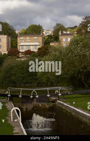 Sonnendurchflutete Gebäude entlang des Kennet- und Avon-Kanals, die sich durch die historische Stadt Bath im Vereinigten Königreich ziehen Stockfoto