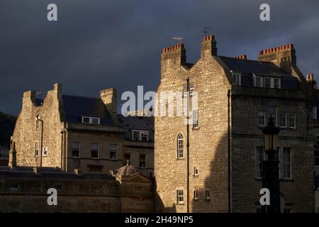 Sonnendurchflutete Gebäude rund um die Pulteney Bridge über den Fluss Avon in der historischen Stadt Bath im Vereinigten Königreich Stockfoto